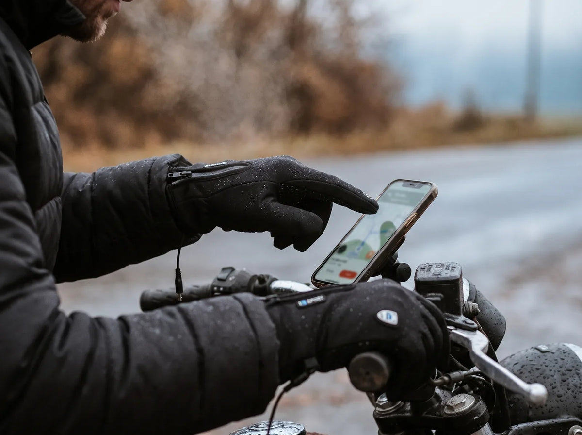 Beheizte Handschuhe AlpenWarm HeatGlove Pro am Motorradlenker, Touchscreen-Bedienung