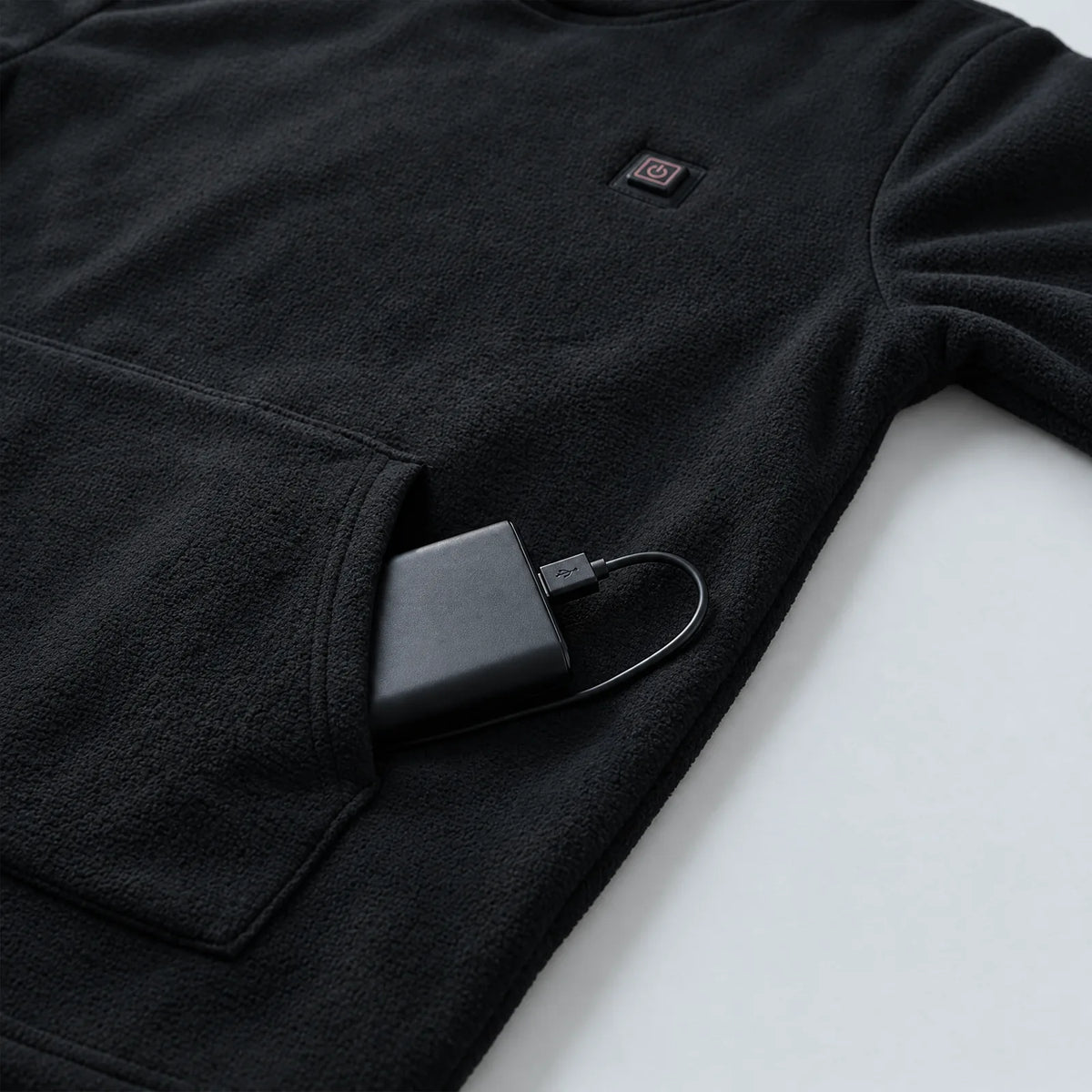 Powerbank in der Kängurutasche des schwarzen beheizten Hoodies, Knopf auf der Brust