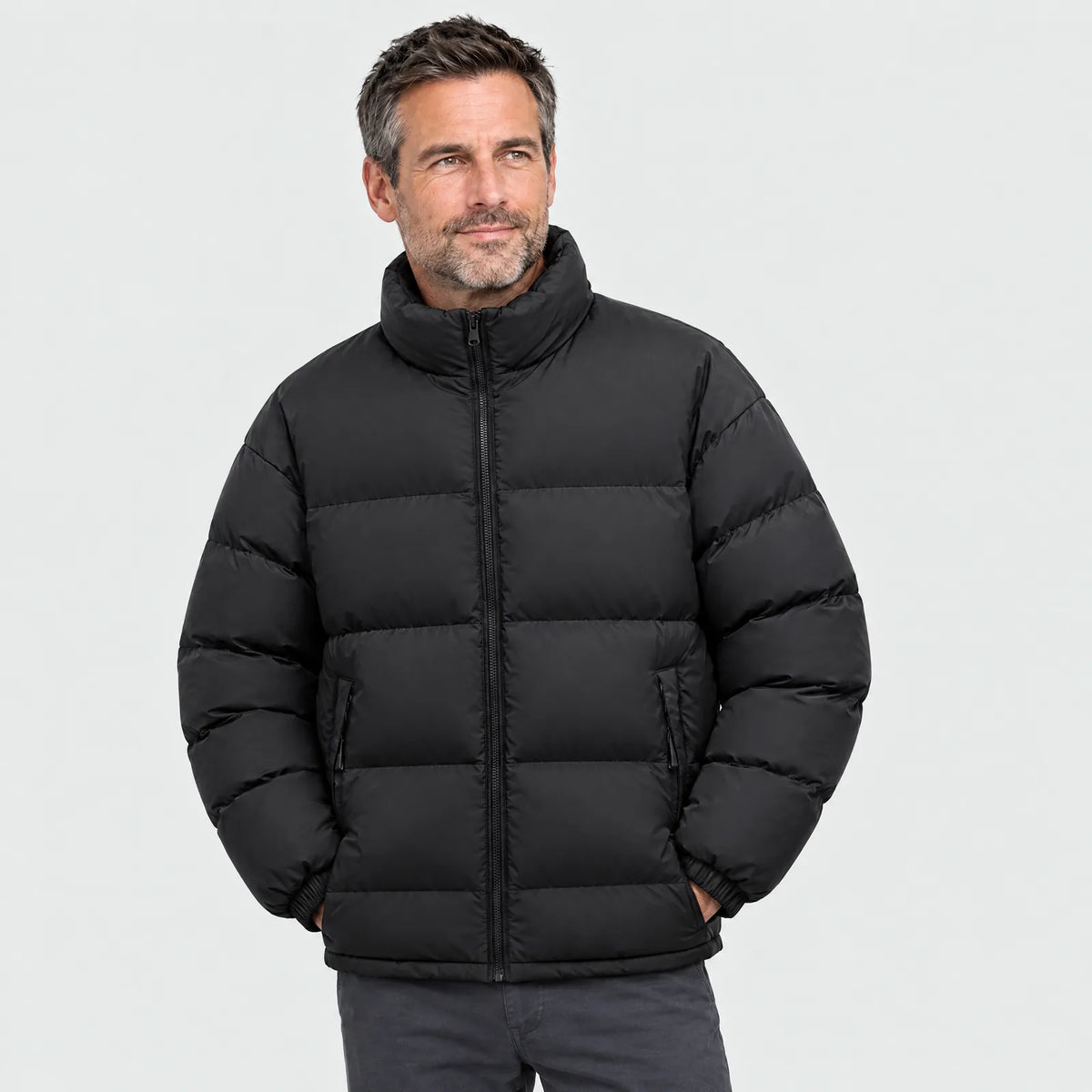 Mann in der schwarzen beheizten Steppjacke, Vorderansicht