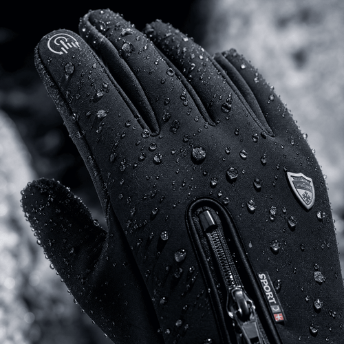 Nahaufnahme des Handschuhs mit Wassertropfen auf dem abweisenden Obermaterial